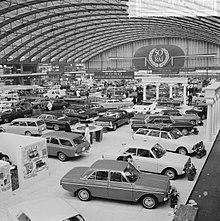 Le stand Ford au salon de l'automobile d'Amsterdam, le 17 février 1965. Les modèles présentés sont fabriqués des deux côtés de l'Atlantique.