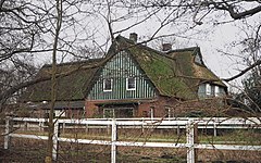 Hof Harms - Wohnseite - Fachhallenhaus von 10 Fach - Halbkreuzhaus mit Sommerflügel - Baujahr: 1717 - 53°42′28″N 9°37′54″E﻿ / ﻿Lander 4﻿ / 53.707722; 9.631788         Foto: 2020