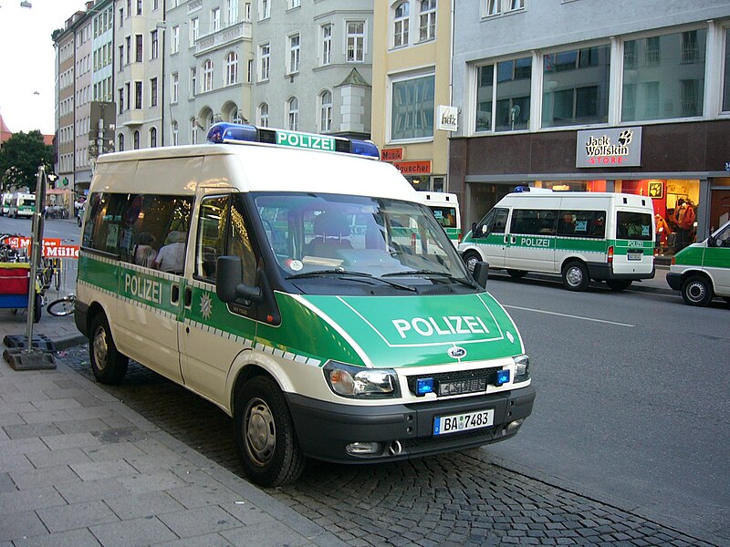 File:Gruppenkraftwagen Polizei.jpg