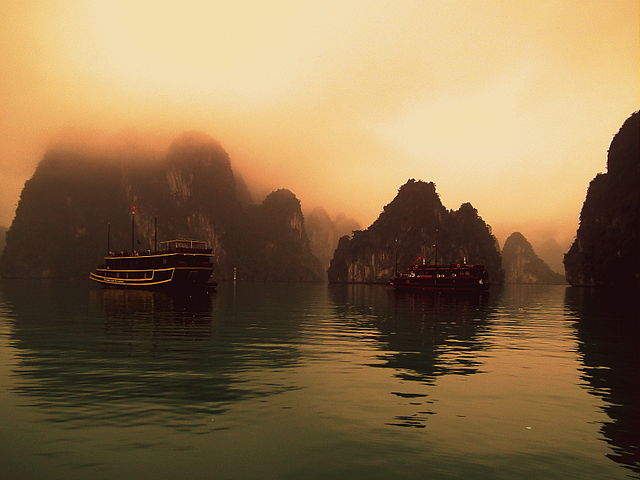 File:HA_LONG_BAY_VIETNAM_FEB_2012_(7024612233).jpg