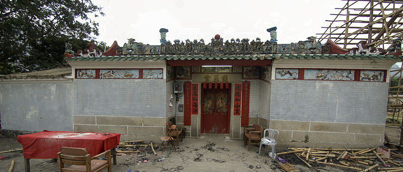 File:Hau Wong Temple at Yat Tung, Tung Chung.jpg