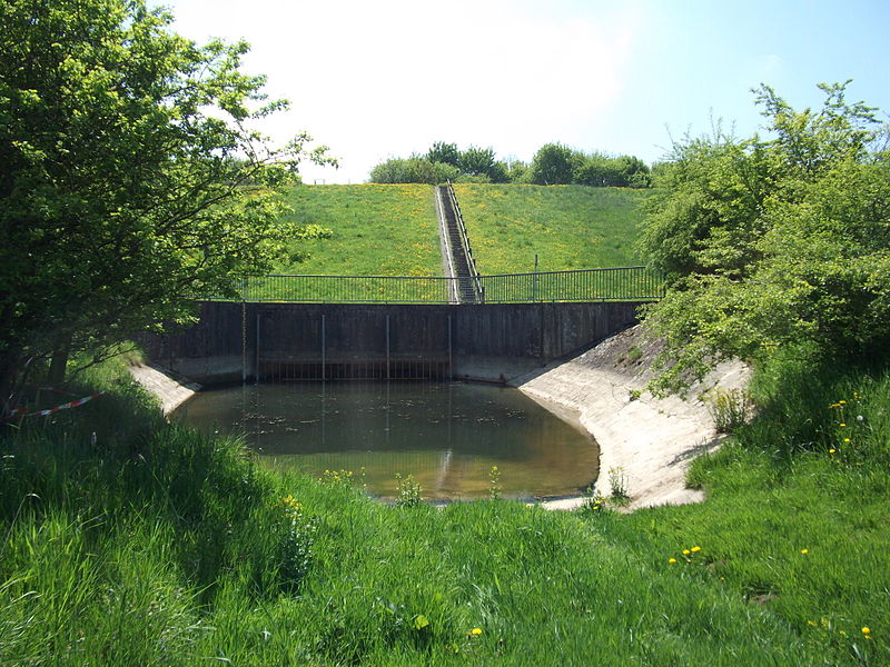 File:Hochwasserrückhaltebecken Gollentaler Grund Einlaufbauwerk.JPG