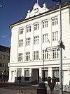 Radisson 1919, a white landmark in the harbour