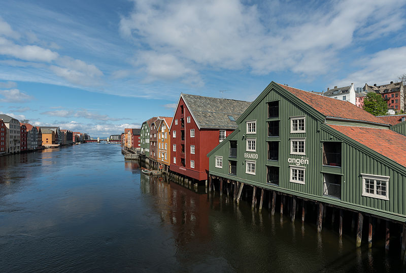 File:Houses on Nidelva Riverfront, Trondheim, West view 20150605 2.jpg