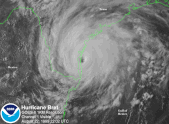 Satelitní snímek hurikánu se znázorněním hranic pevniny