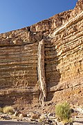 ISR-2016-Makhtesh Ramon-Geological dike.jpg