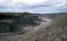 Blick vom Dettifoss auf die Schlucht Jökulsárgljúfur mit zum Askja-System gehörender Kraterreihe im Hintergrund; sie quert die Schlucht am Hafragilsfoss