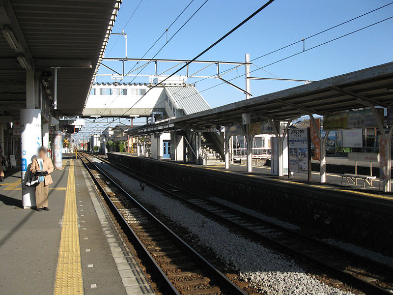 File:Izuhakone-railway-Sunzu-line-Izu-nagaoka-station-platform-20101215.jpg