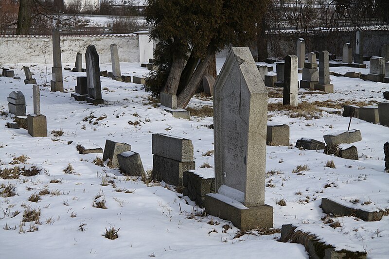 File:Jewish cemetery in Pisek in winter (15).JPG