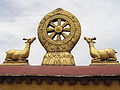 Золотые олени и колесо дхармы на крыше Джоканга