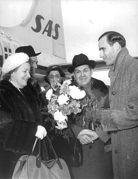 File:Jussi-and-Anna-Lisa-Björling-arrives-in-Zürich-391746708397.jpg