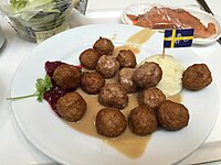מנת קציצות בשר שוודיות עם ריבת לינגונברי נחשבת על ידי רבים לאחד מהמאכלים המובהקים של המטבח השוודי