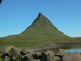 Vista de Kirkjufell desde su lado más estrecho.