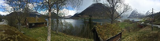 Fv451Fylkesvei 451 over Kjøsnesbrua i sørøstenden av Jølstravatnet skiller vannet fra Kjøsnesfjorden. Skei sees i bakgrunnen, omtrent midt i bildet. Foto: Fortegnet panoramabilde våren 2015