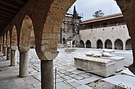 The cloister of Daphni Monastery, where Cistercian monks from Burgundy were settled by Othon in about 1207 Kruzganki Dafni.jpg