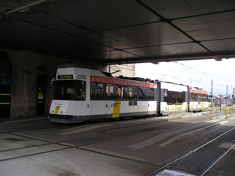 File:Kusttram station Oostende.JPG