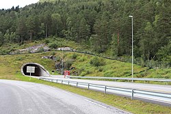 Fyrdsbergtunnelen, Kvivsvegen, E39