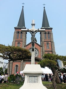 Façade de la cathédrale de Kyesan.jpg