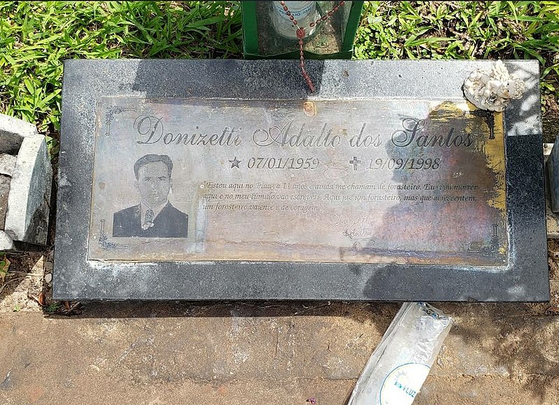 File:Lápide do Túmulo de Donizetti Adalto no Cemitério Jardim da Ressurreição..jpg