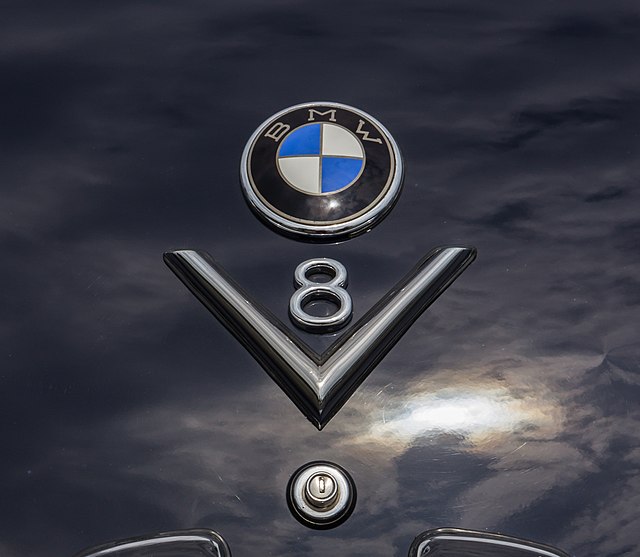Эмблема фирмы-производителя и обозначение типа двигателя на крышке багажника BMW 502