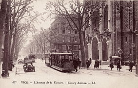 Vue d'une composition identique, avenue de la Victoire, dans les années 1920.