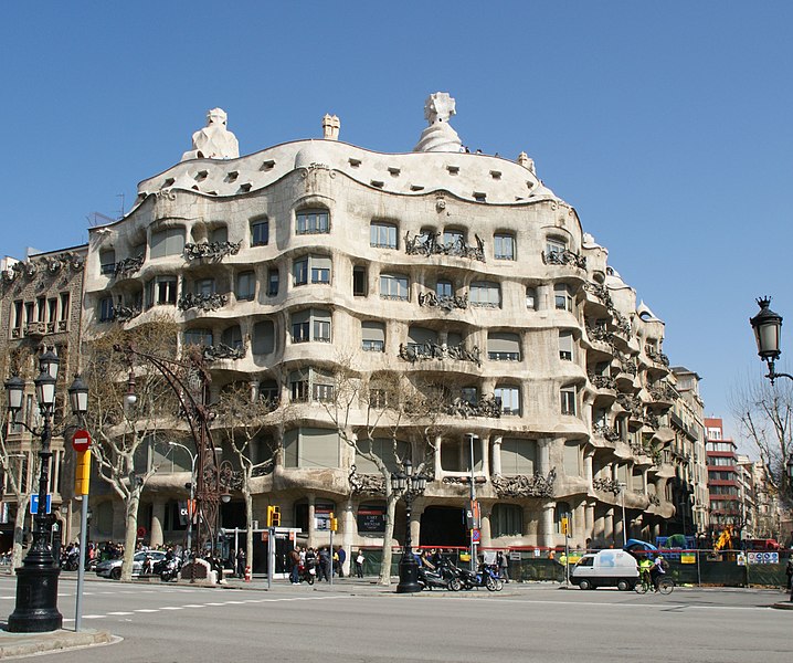 File:La Pedrera - Casa Milà (1906–1910) - Antoni Gaudi - Catalan modernism architect - panoramio.jpg