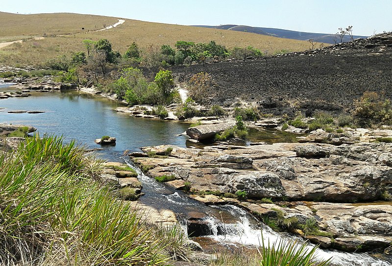 File:Lago formado pela Cachoeira dos Rolinhos.jpg