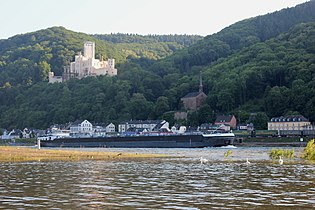 Confluencia del Rin y el Lahn cerca de Lahnstein. La torre del castillo de Stolzenfels en obras.