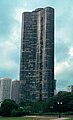 پوشش: ساختمان لیک پوینت تاور ساخت ۱۹۶۸ در شیکاگو: نخستین ساختمانی در جهان که به‌طور کامل توسط شیشه پوشش (wrap) داده شد.