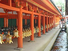 Plik:Lanterns_at_Kasuga_Taisha.JPG