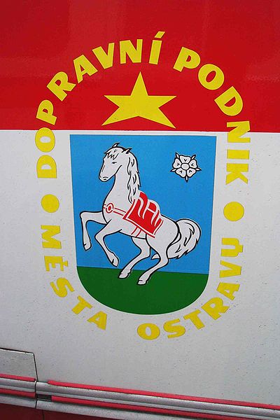 File:Lešany, Vojenské muzeum, staré logo DPMO.JPG