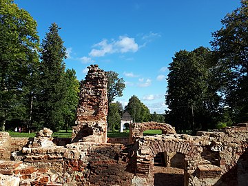 Lindes muižas parks. Muižas ēkas drupas.jpg