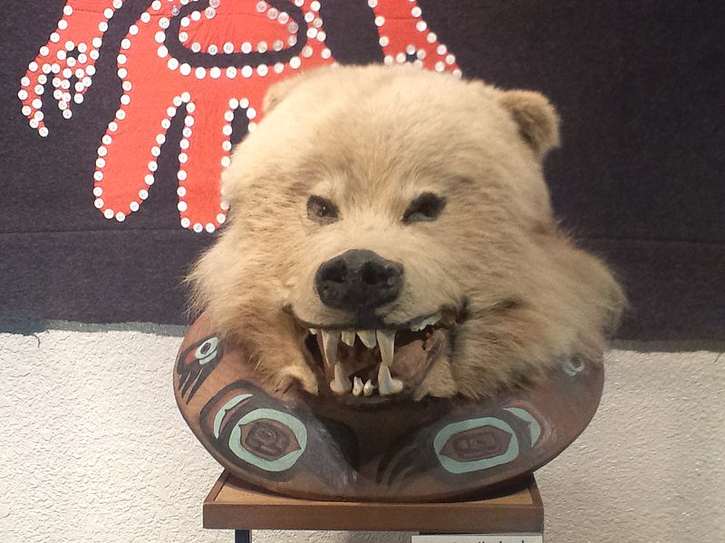 File:Little world, Aichi prefecture - Main exhibition hall - Tlingit helmet of a bear.jpg