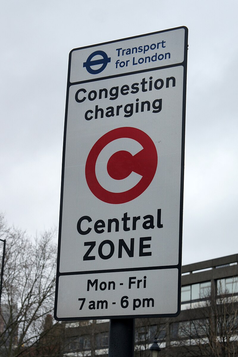 Congestion charge. London congested. Платный въезд в центр Лондона. In January 2003 the congestion charge was introduced in London to help.