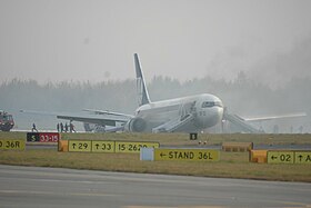 Le Boeing 767 impliqué dans l'incident, sur le tarmac de l'aéroport, quelques minutes après l'atterrissage d'urgence du vol 16.