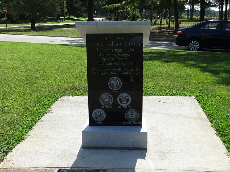 File:Lt. Col. Allan B. Imes memorial, Griffin.JPG