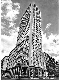 MI-Milano-1959-piazza-della-Repubblica-grattacielo.jpg