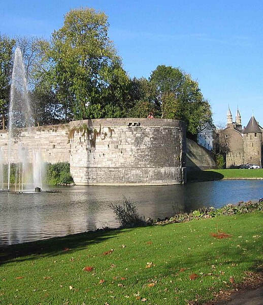 File:Maastricht, Stadspark met rondeel De Vijf Koppen en Jekertoren 2a (cropped).jpg