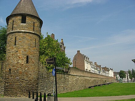 Medieval city wall (Onze-Lieve-Vrouwewal)