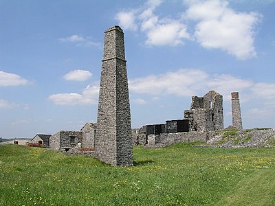 Cheminées en pierre de 1840, carrée et circulaire, de l'ancienne mine de plomb de Magpie, à Sheldon, dans le Derbyshire (Angleterre).