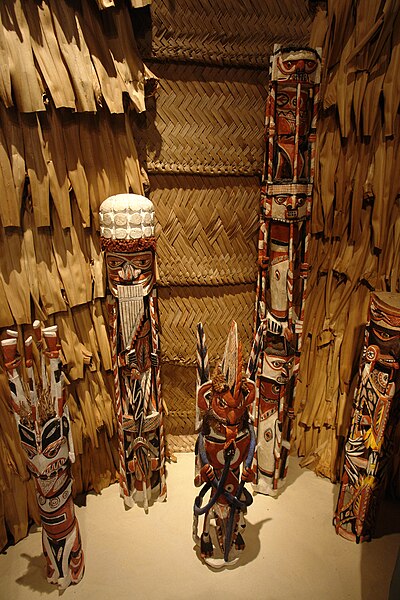 Malanggan Schnitzwerke aus Holz der Astonia scholaris für Totenerinnerungsfeste auf der Insel Neuirland vor der Nordostküste von Neuguinea im Museum der Uni Tübingen (MUT).JPG