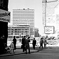 Det nye Hötorgscity tager form: Det første højhus set fra Malmskillnadsgatan ved Hamngatan i 1959.