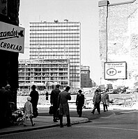 Строительство бизнес-центра Хёторгсити близится к завершению. На заднем плане видна первая завершенная высотка, 1959