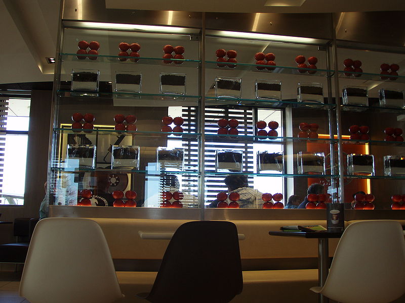 File:McDonalds Interieur P2110263.jpg