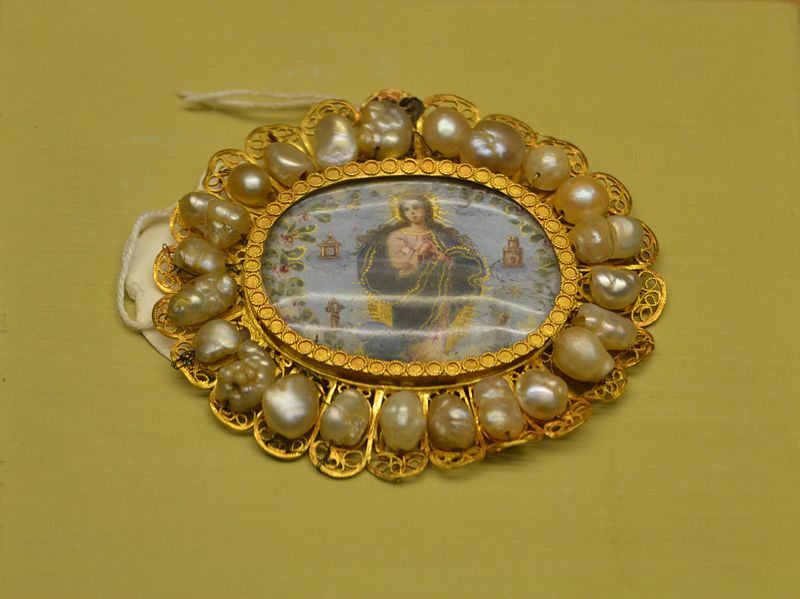 File:Medalló devocionari d'or i perles, segle XVIII, museu Soler Blasco, Xàbia.JPG