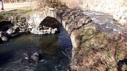 素朴な石造りのアーチ橋。中世のもの。（アルツァフ共和国）