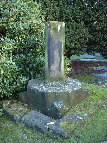 File:Medieval cross, St Mary's churchyard, Nether Alderley.JPG