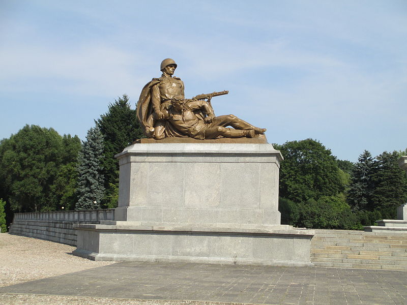 File:Monument at the soviet military cemetery in Warsaw.JPG