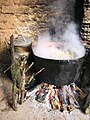 Morcilla de burgos cociendo en la marmita durante la elaboración.jpg
