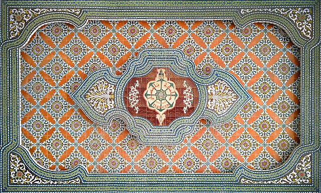 Une mosaïque d'architecture islamique dans l'université de Tlemcen.\n (définition réelle 3 000 × 1 798)
